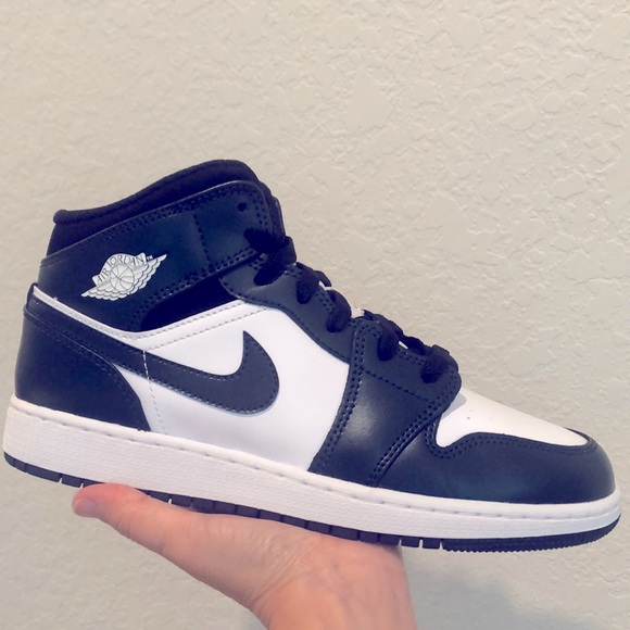 🖤🤍NIKE AIR JORDAN 1 MID GS SNEAKERS🤍🖤 - Picture 6 of 11